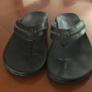 Okukai mea ola black leather flip flops- FLAWLESS
